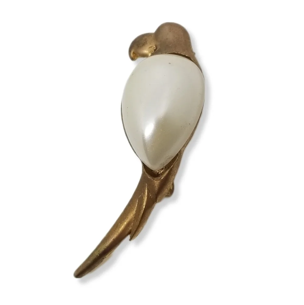 VINTAGE MATTE GOLDTONE & FAUX PEARL PARROT BROOCH